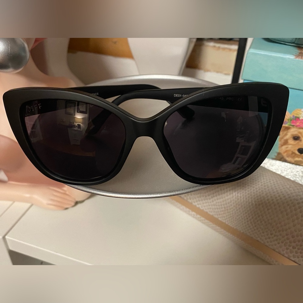 DIFF Eyewear Matte Black Rae Sunglasses NIB